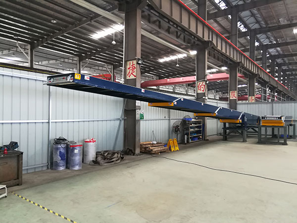 Lifting belt retractable conveyor with climbing platform