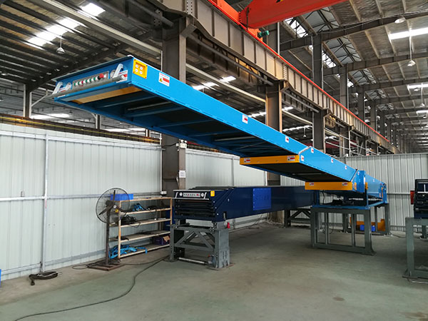 Tripod lifting belt retractable conveyor